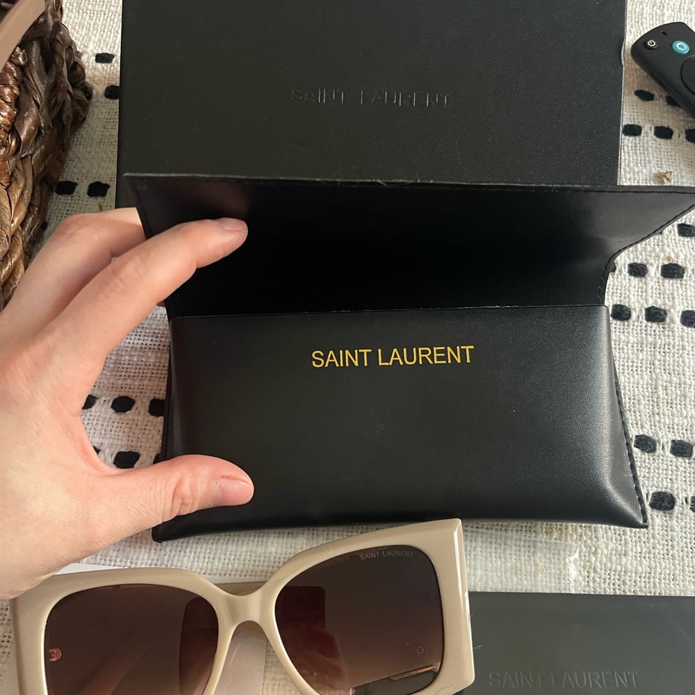 Cute sunglasses brand new in box never worn